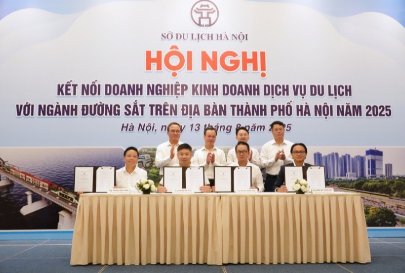Lễ ký kết giữa các doanh nghiệp kinh doanh lữ hành với các đơn vị cung cấp dịch vụ, sản phẩm du lịch đường sắt.