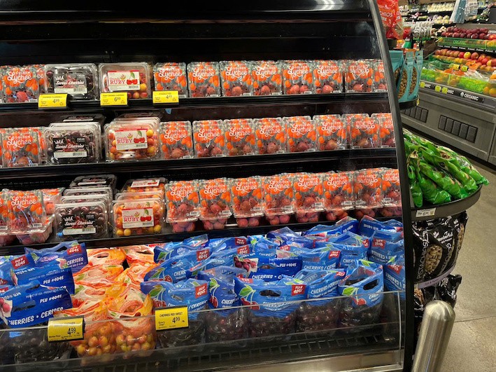 Người tiêu dùng Mỹ ngày càng ưa chuộng hàng hóa do Việt Nam cung cấp. Ảnh: Vải thiều Việt Nam tại siêu thị Costco, Mỹ. 