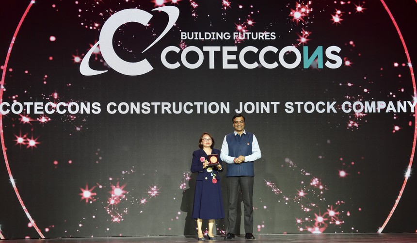 Bà Đinh Thị Hồng Thắm – Trợ lý điều hành CTHĐQT đại diện Coteccons nhận giải thưởng Doanh nghiệp Quan tâm Chăm sóc Nhân viên tuyệt vời nhất