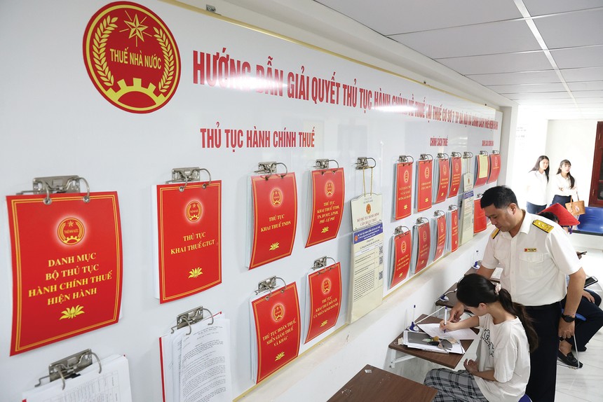 Công chức Thuế cơ sở số 7 hướng dẫn người nộp thuế khai hồ sơ