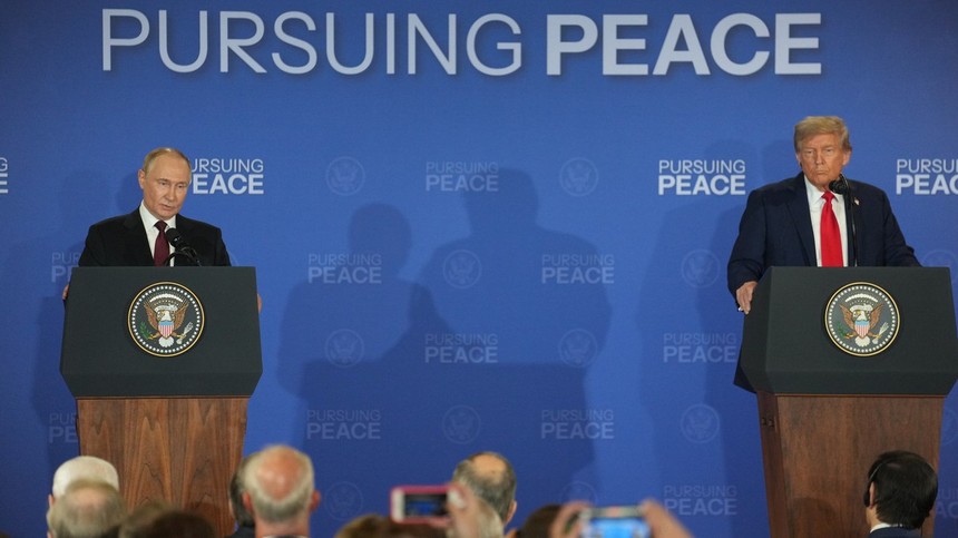 Tổng thống Mỹ Donald Trump (phải) và Tổng thống Nga Vladimir Putin trong cuộc họp báo chung tại Căn cứ Elmendorf-Richardson ở Anchorage, bang Alaska (Mỹ) ngày 15/8/2025. Ảnh: THX/TTXVN 