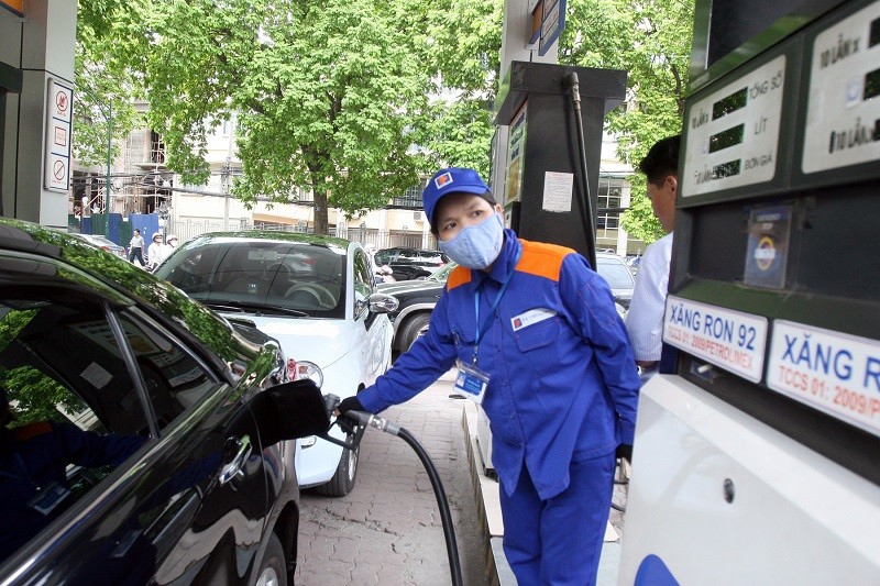 Thủ tục để có được giấy chứng nhận cửa hàng đủ điều kiện kinh doanh xăng dầu rất phức tạp, có khi mất cả năm với 40 bộ hồ sơ. Ảnh: Dũng Minh 