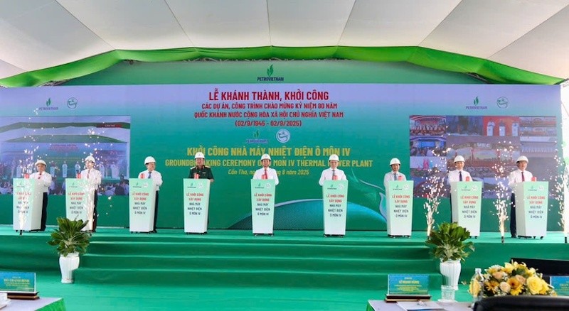 Các đại biểu thực hiện nghi thức khởi công. 