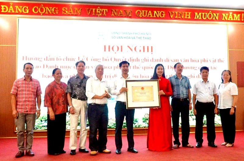 Sở Văn hóa và Thể thao Hà Nội đã trao chứng nhận cho 9 di sản của Thủ đô vừa được công nhận năm 2025.