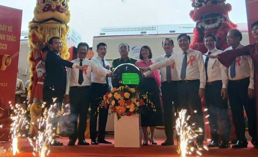 Các đại biểu thực hiện nghi thức ra mắt “Đoàn tàu du lịch 5 cửa ô và hệ thống kiểm soát vé bằng công nghệ sinh trắc học”. 