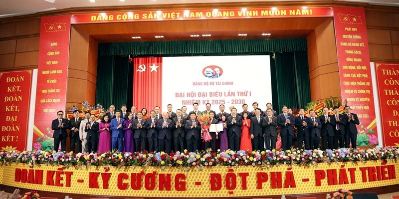 Ban Chấp hành Đảng bộ Bộ Tài chính nhiệm kỳ 2025 - 2030 ra mắt Đại hội. Đồng chí Nguyễn Chí Dũng - Ủy viên Trung ương Đảng, Ủy viên Ban Thường vụ Đảng ủy Chính phủ, Phó Thủ tướng Chính phủ tặng hoa chúc mừng. Ảnh: Đức Thanh. 