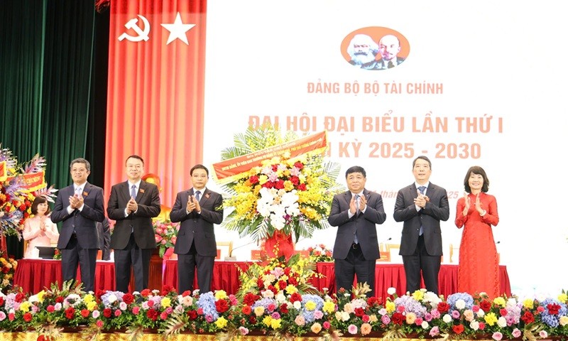 Đồng chí Nguyễn Chí Dũng (thứ ba từ phải sang) - Ủy viên Trung ương Đảng, Ủy viên Ban Thường vụ Đảng ủy Chính phủ, Phó Thủ tướng Chính phủ tặng hoa chúc mừng Đại hội đại biểu Đảng bộ Bộ Tài chính lần thứ I. Ảnh: Đức Thanh