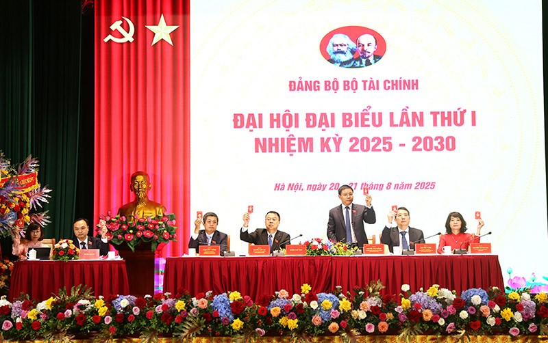 Đoàn Chủ tịch và Thư ký Đại hội biểu quyết thông qua Nghị quyết. Ảnh: Đức Thanh.