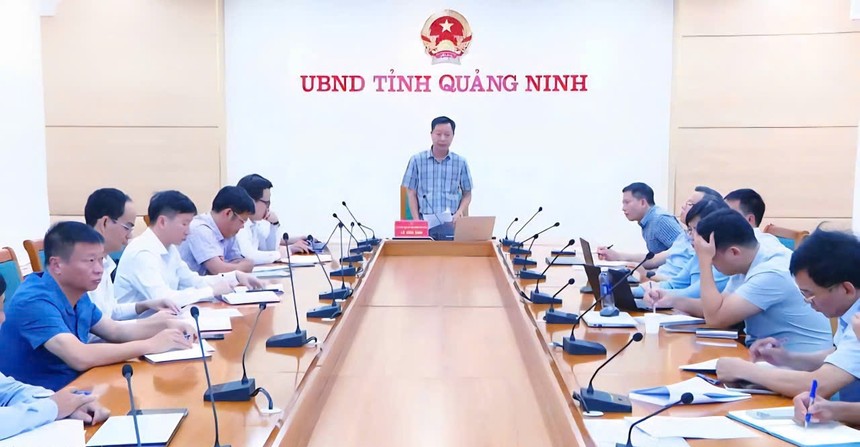 Ông Lê Văn Ánh, Phó Chủ tịch UBND tỉnh Quảng Ninh chủ trì buổi làm việc với địa phương, đơn vị liên quan để tháo gỡ khó khăn, vướng mắc trong quá trình thực hiện công tác bồi thường, giải phóng mặt bằng phục vụ Dự án Nhà máy điện khí LNG Quảng Ninh. Ảnh: QMG 