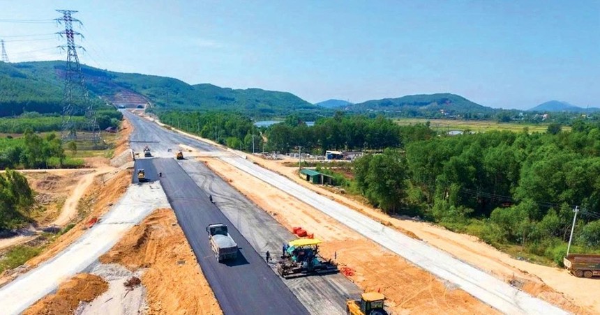 Nhiều gói thầu xây đang được gáp rút triển khai để bảo đảm tiến độ giải ngân và hoàn thành kế hoạch đầu tư công trong năm 2025. Ảnh: Song Lê