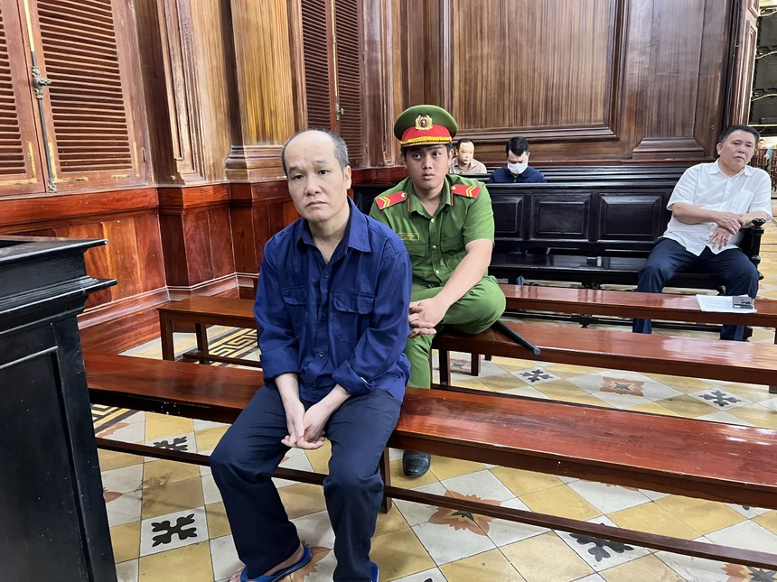 Bị cáo Ngô Xuân Trường (áo xanh) và Lưu Quang Lãm (áo trắng).