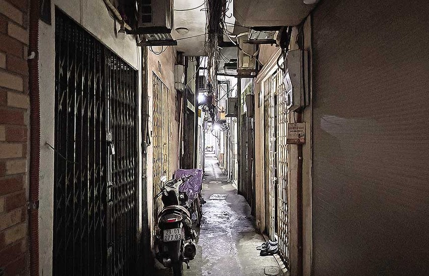 Những ngôi nhà trong con ngõ chỉ vừa đủ rộng cho một chiếc xe máy đi qua. Ảnh: Trương Thanh 