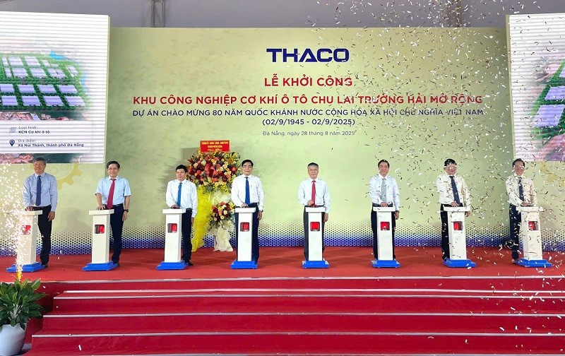 Các đại biểu bấm nút khởi công Khu công nghiệp Cơ khí Ô tô Chu Lai Trường Hải mở rộng. 