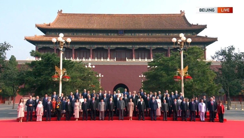 Chủ tịch Tập Cận Bình chụp ảnh lưu niệm cùng các nhà lãnh đạo quốc tế trước lễ duyệt binh. 26 nguyên thủ quốc gia và lãnh đạo nước ngoài như Chủ tịch nước Lương Cường, Tổng thống Nga Vladimir Putin, Chủ tịch Triều Tiên Kim Jong Un, Tổng thống Belarus Aleksandr Lukashenko đã đến tham dự sự kiện lễ duyệt binh quy mô lớn của Trung Quốc. Ảnh: CCTV.