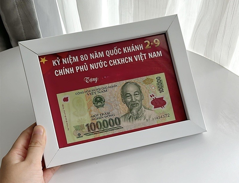 Nhiều công dân lựa chọn giữ lại món quà đặc biệt này làm kỷ niệm. Ảnh: KT.