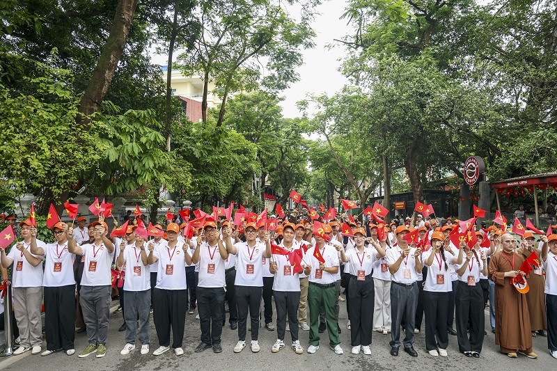 Người dân háo hức đón xem tổng hợp hợp luyện tại Quảng trường Ba Đình 