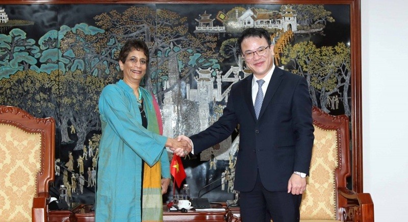 Thứ trưởng Bộ Tài chính Trần Quốc Phương và bà Kanni Wignaraja tại buổi tiếp. Ảnh: Đức Minh.