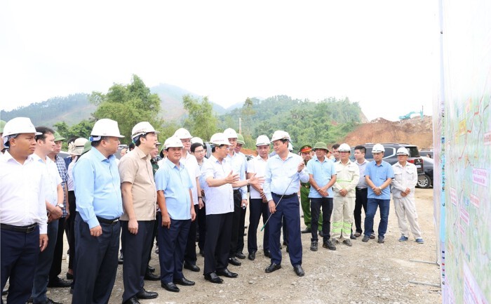 Phó thủ tướng Bùi Thanh Sơn kiểm tra tiến độ dự án cao tốc Tuyên Quang - Hà Giang. Ảnh: Cổng TTĐT tỉnh Tuyên Quang.