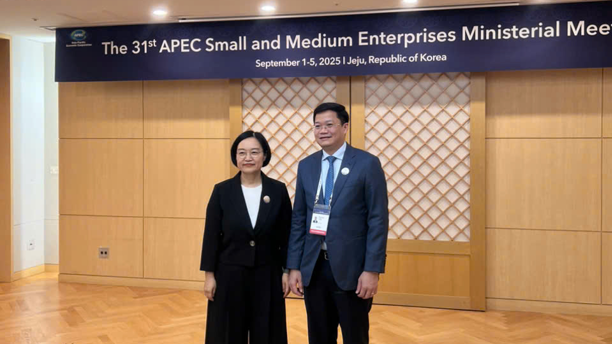 Thứ trưởng Bộ Tài chính Nguyễn Đức Tâm (phải) và Bộ trưởng Bộ SMEs Hàn Quốc Han Seong-sook.