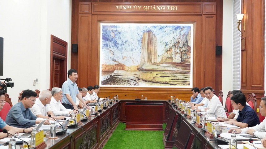 Đại diện lãnh đạo Tập đoàn Công nghiệp Than-Khoáng sản Việt Nam thông tin về dự án tại Quảng Trị