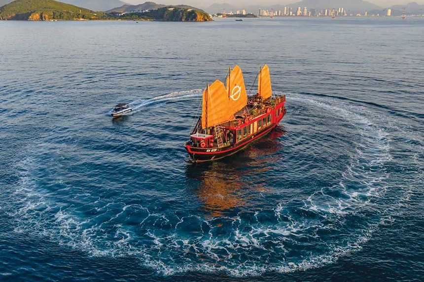Du thuyền sang trọng Emperor Cruises tại Nha Trang. Ảnh: Luxgroup 