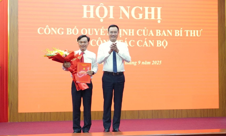Bí thư Tỉnh uỷ Quảng Trị Lê Ngọc Quang tặng hoa chúc mừng tân Phó bí thư Tỉnh uỷ Nguyễn Chiến thắng. Ảnh: Linh Việt