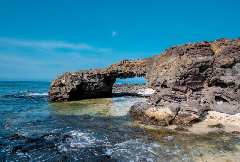 Danh lam thắng cảnh Cổng Tò Vò, đặc khu Lý Sơn, tỉnh Quảng Ngãi. 