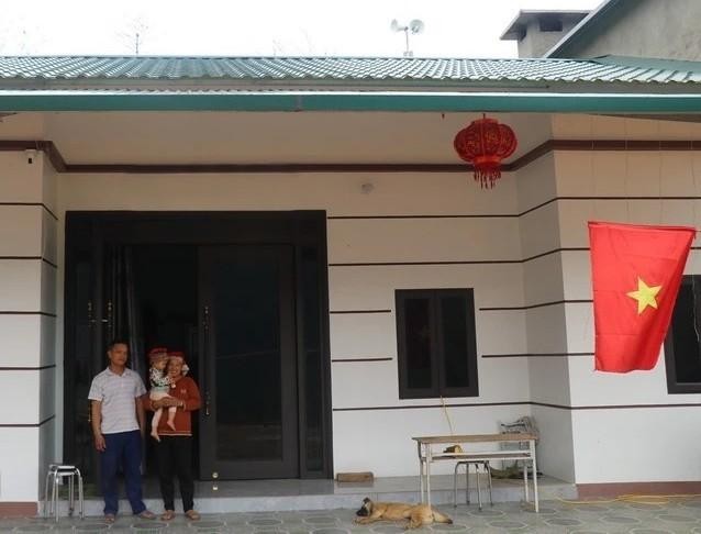 Vợ chồng anh Vàng Sành Guyện ở thôn Nậm Trà, xã Gia Phú, huyện Bảo Thắng, Lào Cai, trong căn nhà mới xây dựng. Ảnh: Hồng Ninh.