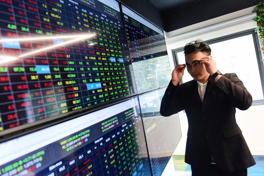 Nhóm phân phối thiết bị công nghệ chưa thu hút được dòng tiền