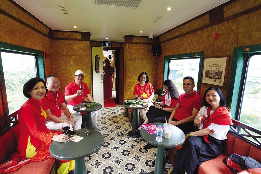 Du khách trải nghiệm đoàn tàu du lịch hai tầng The Hanoi Train. Ảnh: Hồ Hạ 