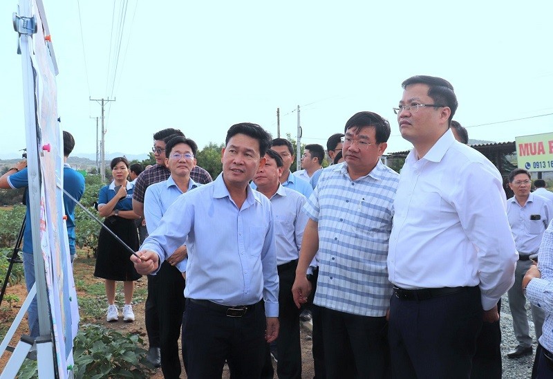 Đoàn công tác Bộ Tài chính khảo sát thực địa khu vực quy hoạch Dự án Nhà máy điện hạt nhân Ninh Thuận 1 tại xã Phước Dinh. Ảnh: Bảo Anh 