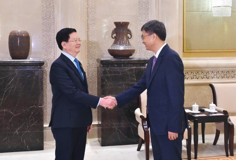 Phó thủ tướng Mai Văn Chính và ông Trần Cương. 