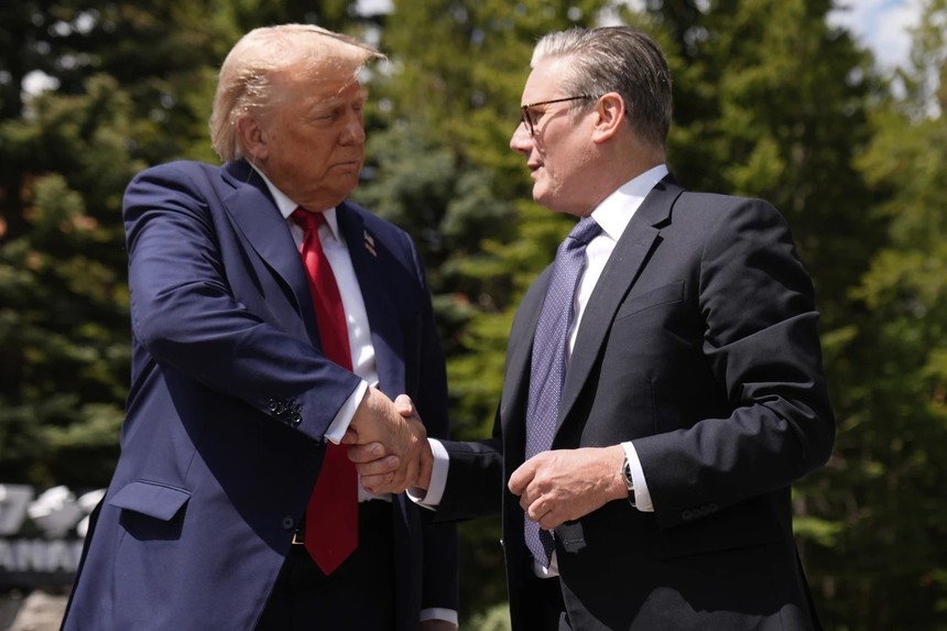 Hai cường quốc đặt mục tiêu rút ngắn thủ tục cấp phép, thu hút đầu tư hàng tỷ USD và định hình lại vai trò năng lượng hạt nhân trong chiến lược phát triển toàn cầu (trong ảnh: Tổng thống Mỹ Donald Trump, trái, và Thủ tướng Anh Keir Starmer tại cuộc gặp bên lề Hội nghị thượng đỉnh G7 ở Canada ngày 16/6/2025). Ảnh: AP/TTXVN