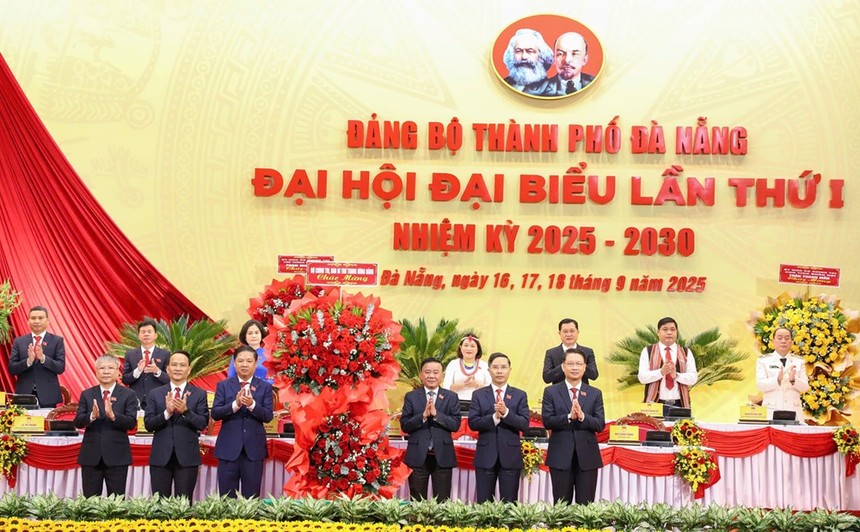 Đồng chí Trần Cẩm Tú tặng hoa chúc mừng Đại hội đại biểu lần thứ I Đảng bộ thành phố Đà Nẵng nhiệm kỳ 2025 - 2030.