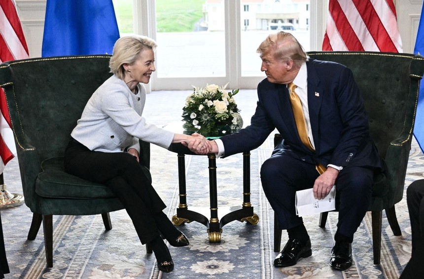 Tổng thống Mỹ Donald Trump, phải, trong cuộc gặp Chủ tịch Ủy ban châu Âu (EC) Ursula von der Leyen tại Scotland, ngày 27/7/2025). Ảnh: REUTERS/TTXVN