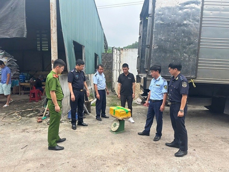 Các lực lượng phối hợp xử lý vi phạm trên địa bàn Quảng Ninh. Ảnh: Đỗ Quang.