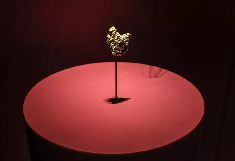 Một mẫu vật vàng được trưng bày tại Bảo tàng Lịch sử Tự nhiên Paris. Ảnh: AFP