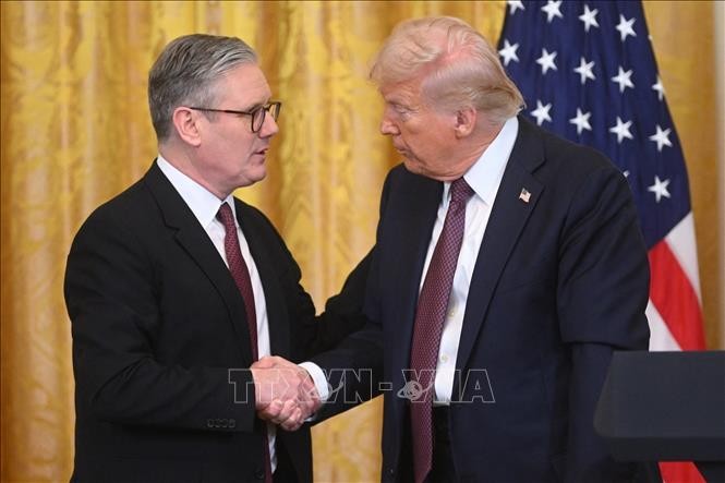 Tổng thống Mỹ Donald Trump (phải) trong cuộc gặp Thủ tướng Anh Keir Starmer tại Washington DC., ngày 27/2/2025. Ảnh: REUTERS/TTXVN