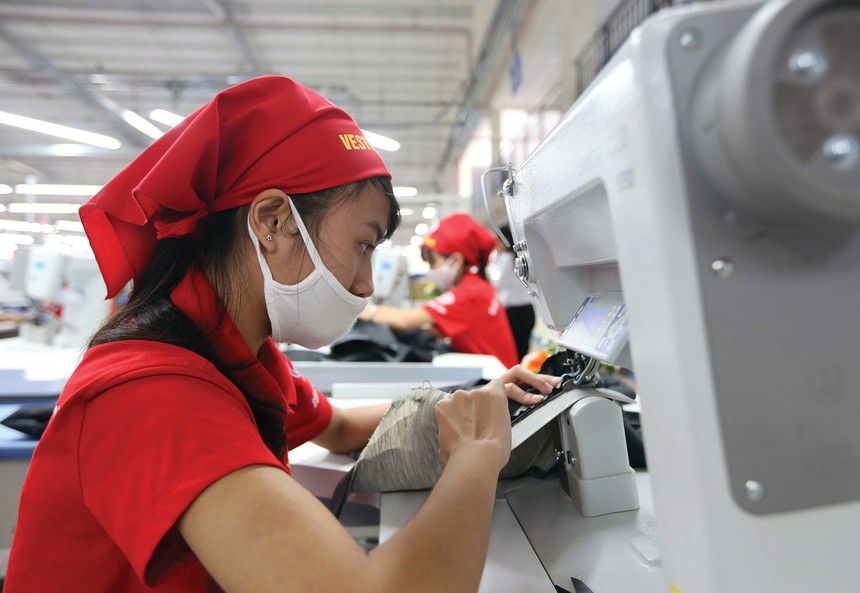 Trong tháng 8, kim ngạch xuất khẩu dệt may giảm 4,8%, sản phẩm gỗ giảm 6,7%, giày dép giảm 3,9%, nhưng tổng kim ngạch vẫn tăng 14,5%