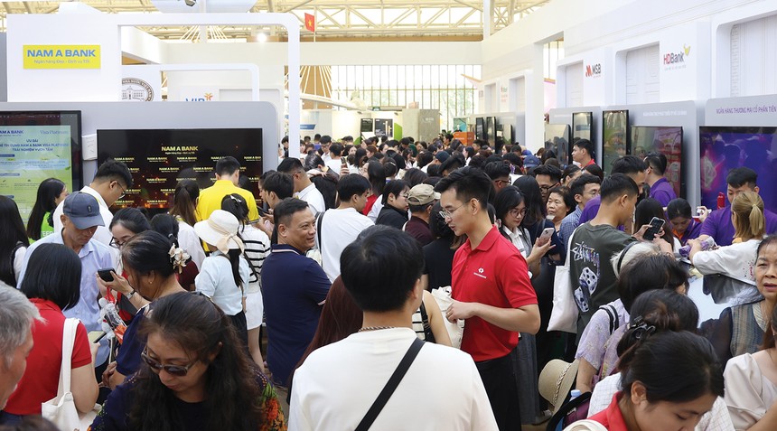 Khách hàng trải nghiệm dịch vụ của các ngân hàng tại Triển lãm thành tựu Đất nước “80 năm hành trình Độc lập - Tự do - Hạnh phúc”