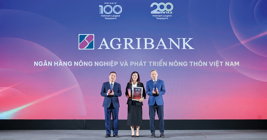  Đại diện Ngân hàng Nông nghiệp và Phát triển Nông thôn Việt Nam nhận vinh danh tại Lễ công bố