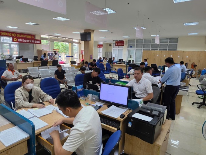 Xã Quảng Hà (tỉnh Quảng Ninh) giải quyết thủ tục hành chính cho người dân trong ngày đầu tiên vận hành chính quyền địa phương 2 cấp. Ảnh: Hằng Ngần.