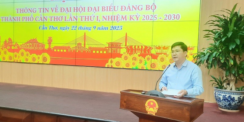 Ông Nguyễn Tuấn Anh, Phó Bí thư Thành ủy, Trưởng Đoàn đại biểu Quốc hội TP. Cần Thơ phát biểu tại buổi họp báo