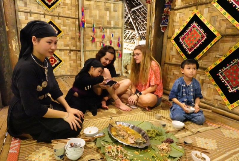 Phụ nữ dân tộc thiểu số nơi đây luôn khoác lên mình bộ váy áo chàm truyền thống để tạo ấn tượng với du khách. Ảnh: Hồ Hạ