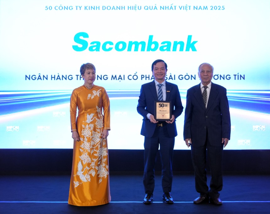 Ông Hà Văn Trung - P.TGĐ Sacombank nhận bảng vinh danh từ Ban tổ chức