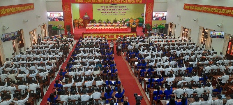 Đại biểu biểu quyết thông qua Nghị quyết Đại hội đại biểu Đảng bộ thành phố lần thứ I, nhiệm kỳ 2025 - 2030.