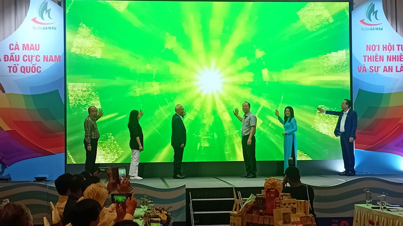  Lãnh đạo tỉnh Cà Mau và Hiệp hội du lịch thực hiện nghi thức phát động Chương trình xây dựng và phát triển các sản phẩm du lịch đặc trưng tỉnh Cà Mau