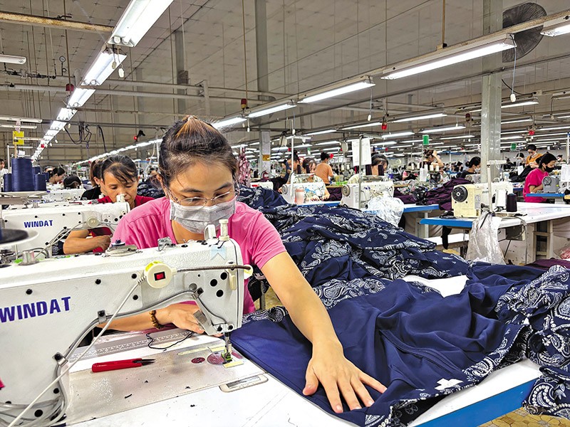 Giảm sự phụ thuộc vào nguyên phụ liệu nhập khẩu là yêu cầu cấp thiết của ngành dệt may. 