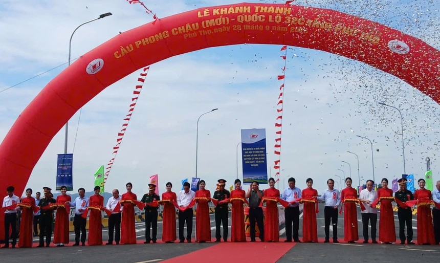 Thủ tướng và các đại biểu cắt băng khánh thành cầu Phong Châu mới. 