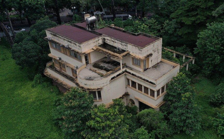 Một nhà khách công bỏ hoang tại TP.HCM